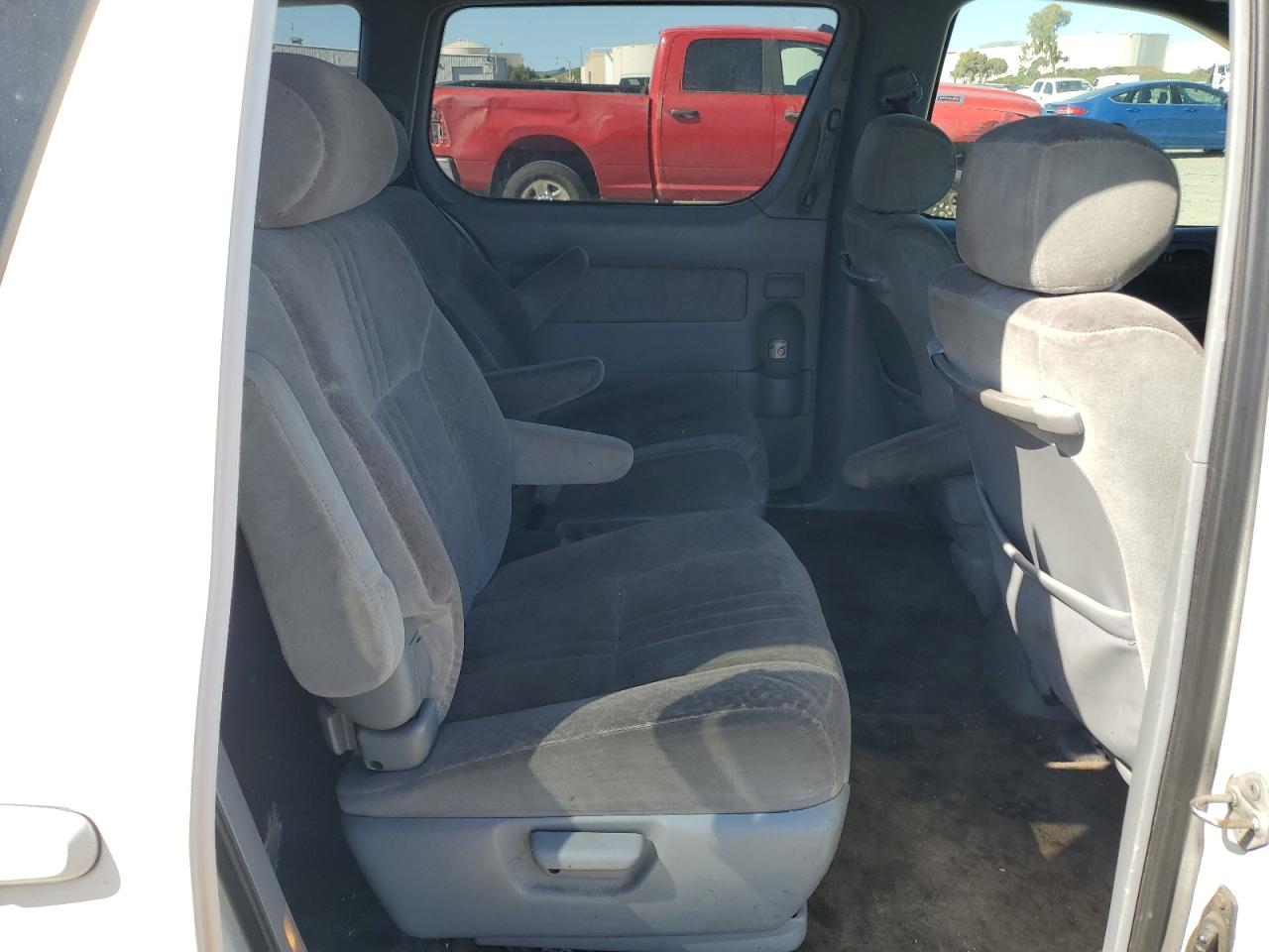 2000 Toyota Sienna - Image 12