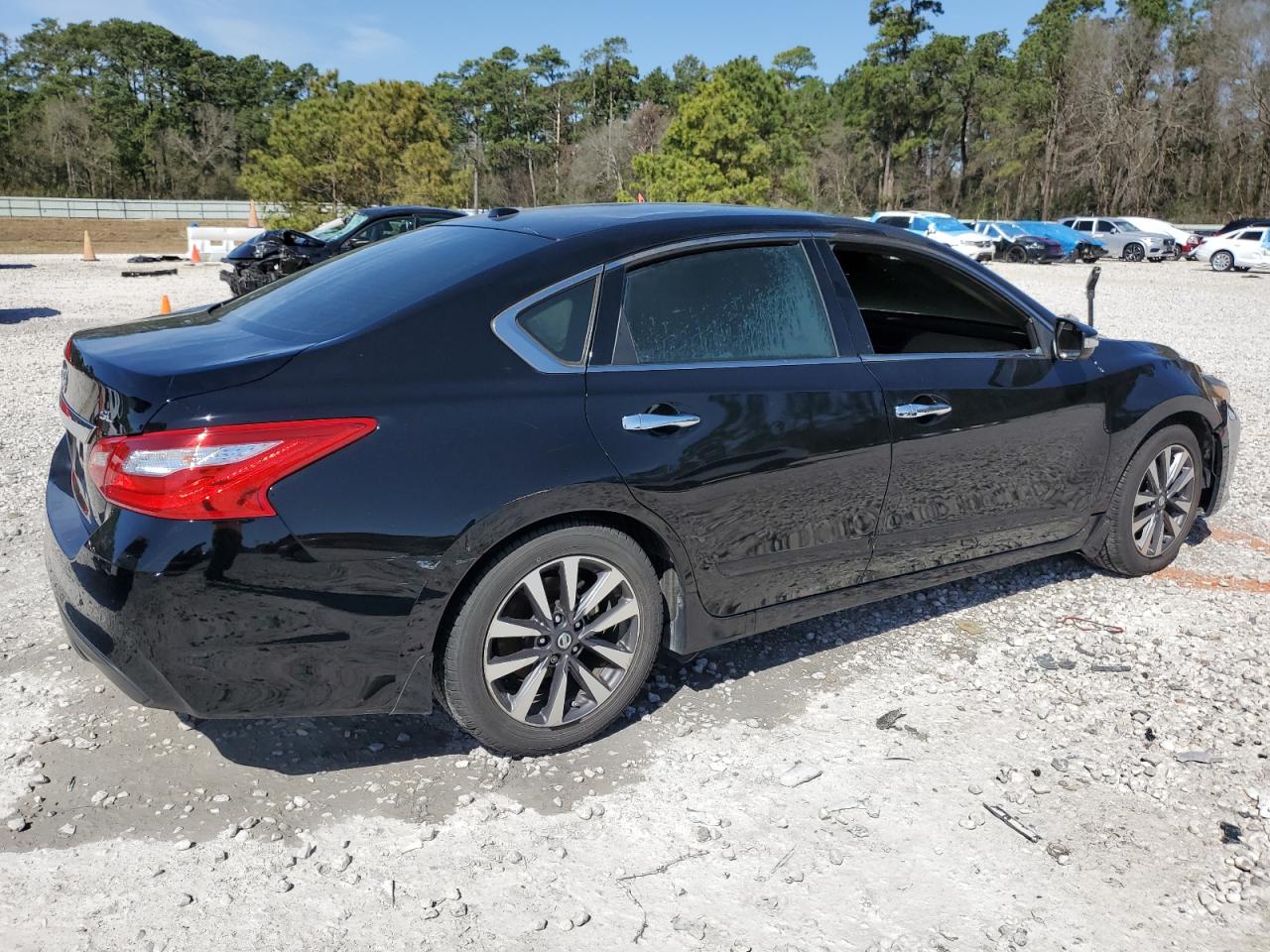 2017 Nissan Altima - Image 3