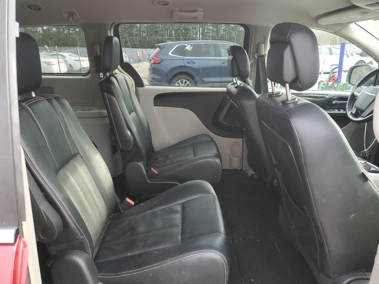 2016 Chrysler Town & Country - Image 12