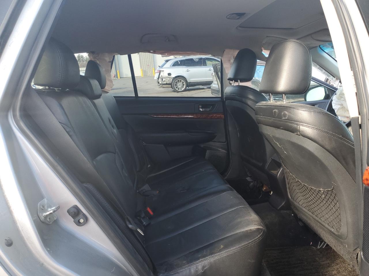 2011 Subaru Outback - Image 12