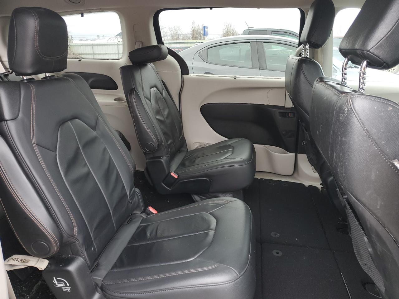 2017 Chrysler Pacifica - Image 11