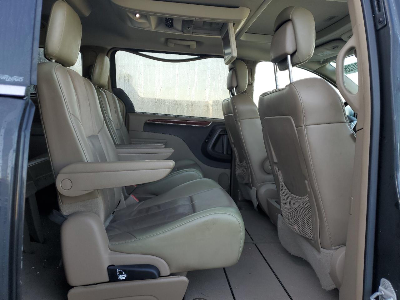 2012 Chrysler Town & Country - Image 11