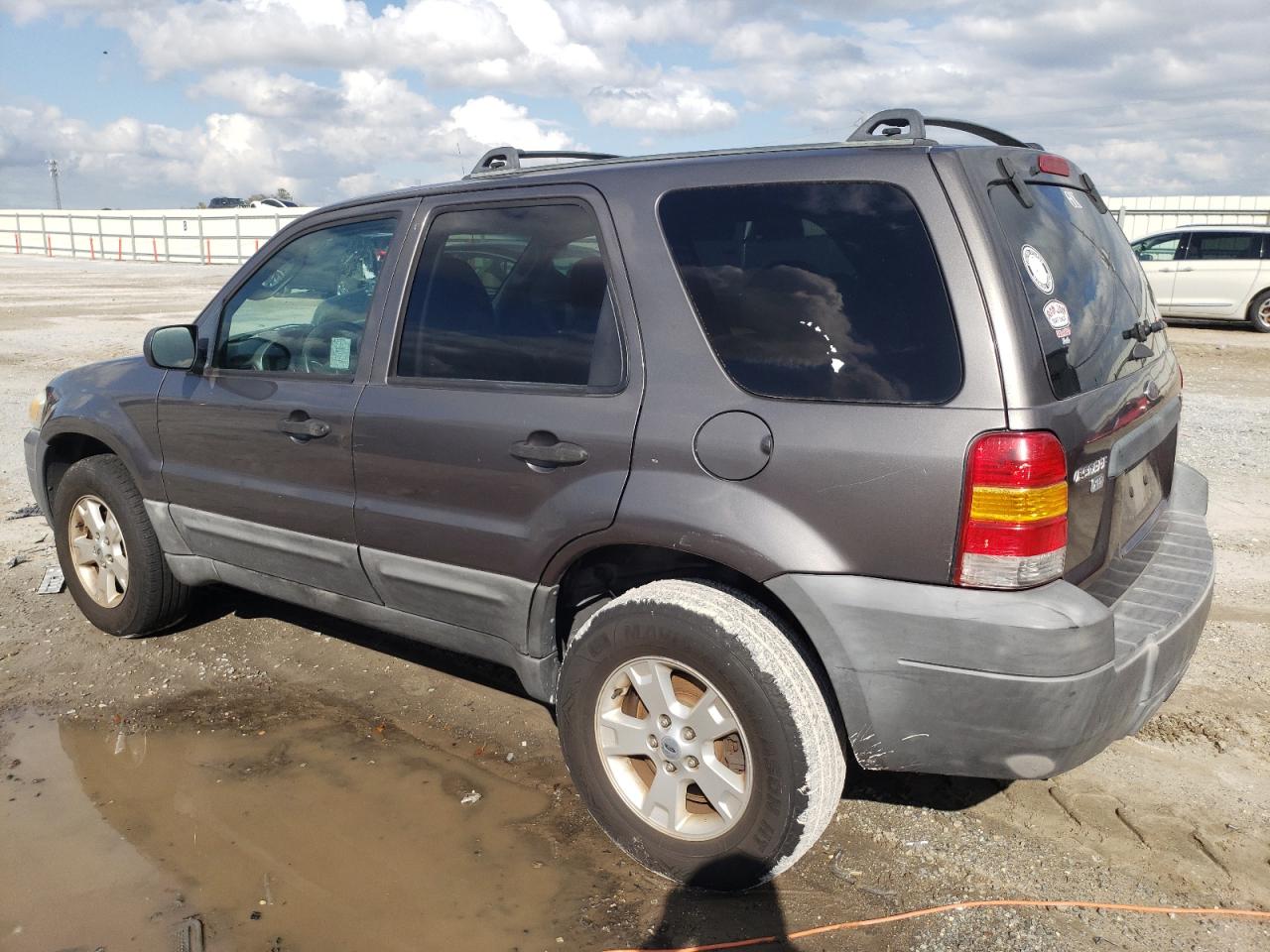 2005 Ford Escape - Image 2
