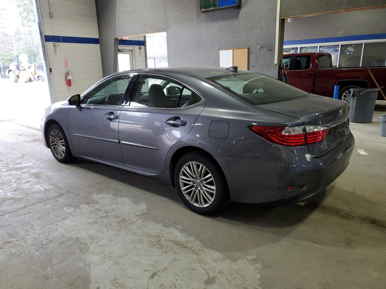 2015 Lexus ES - Image 2