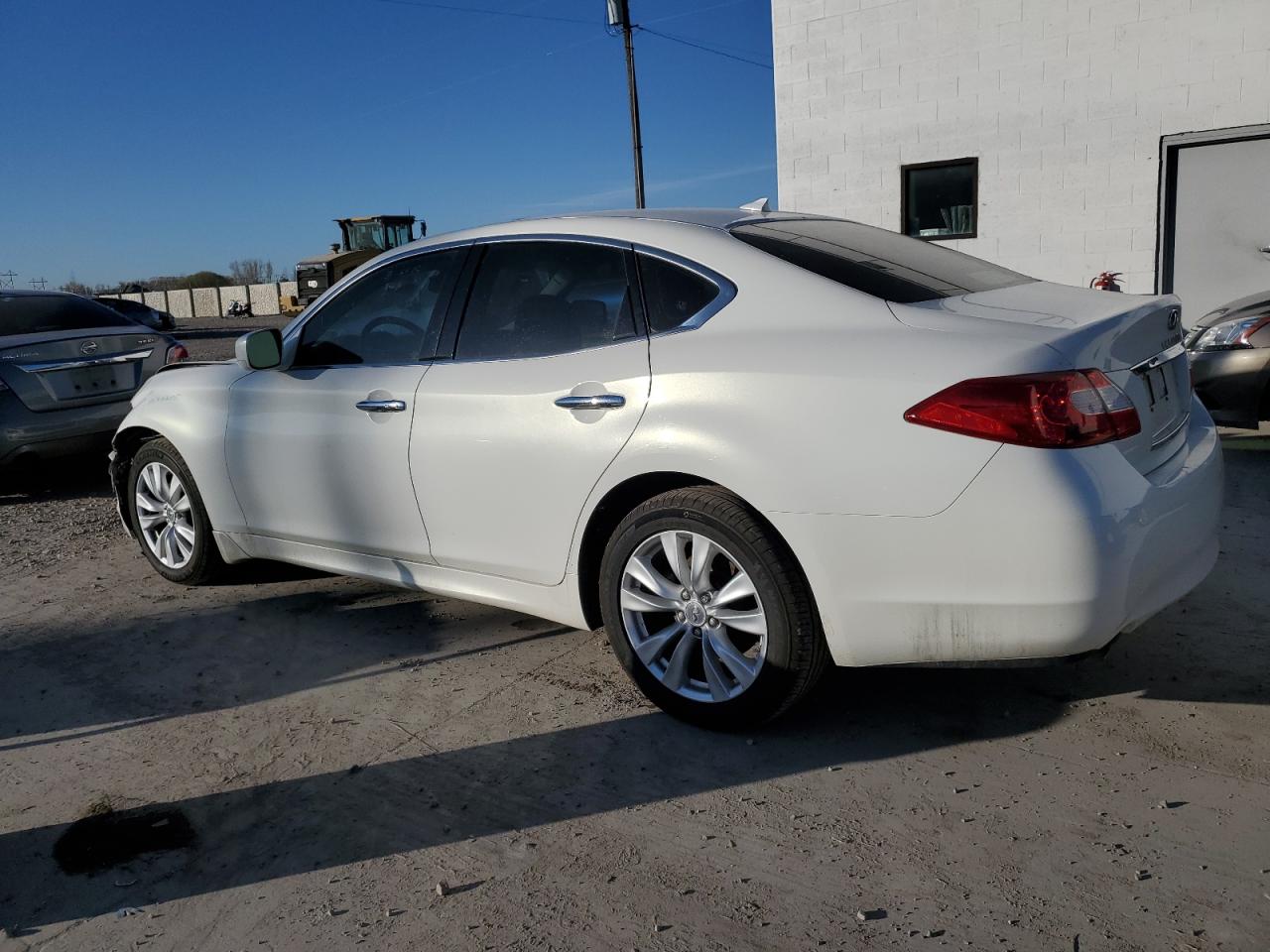 2011 Infiniti M - Image 2