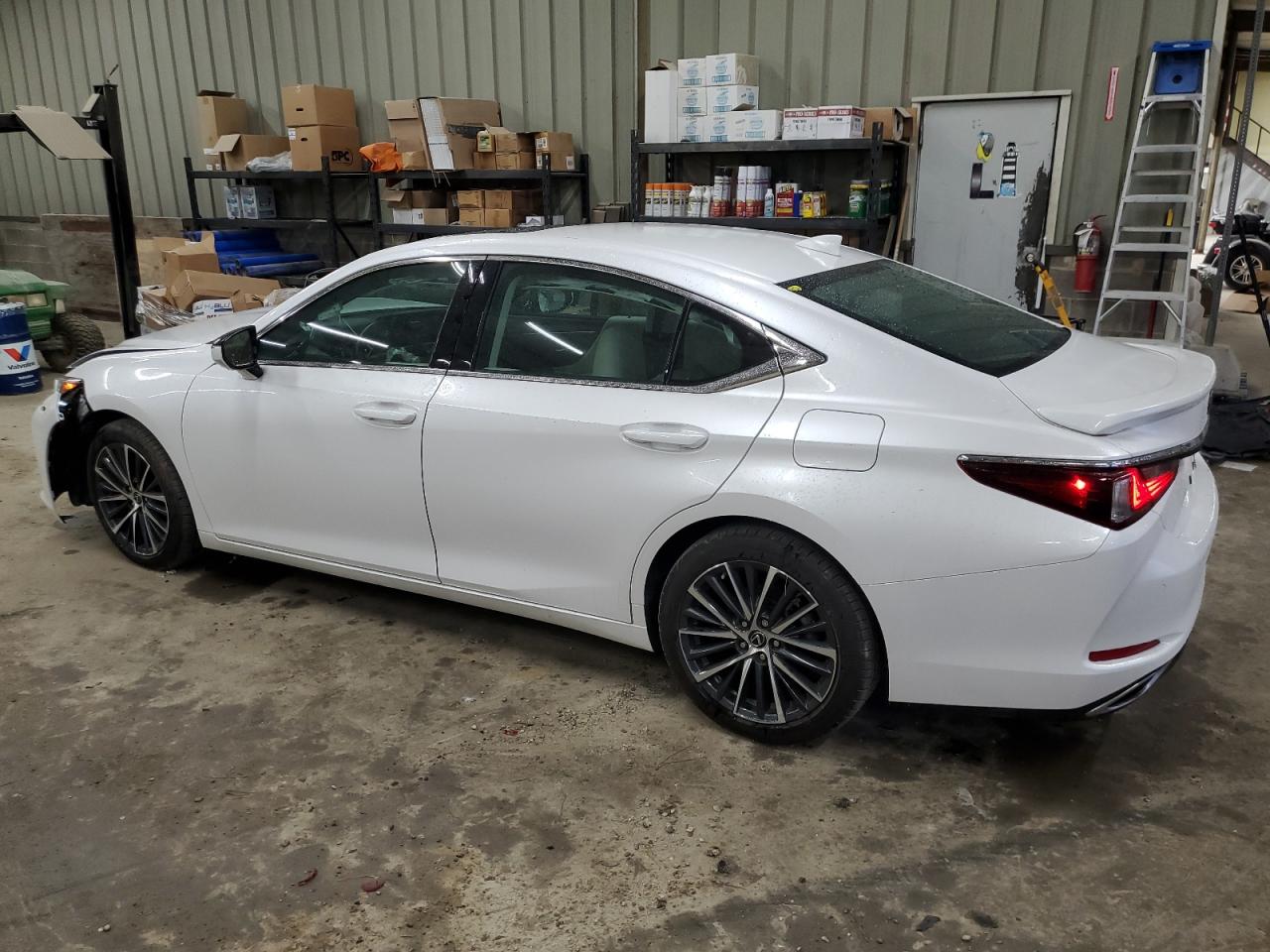 2023 Lexus ES - Image 2