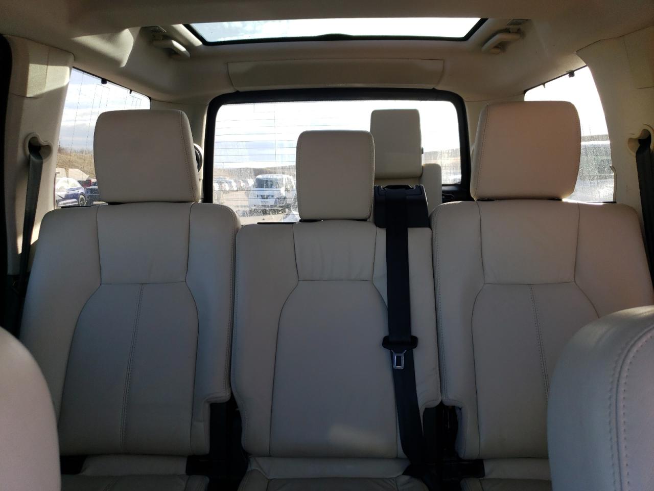 2014 Land Rover LR4 - Image 10