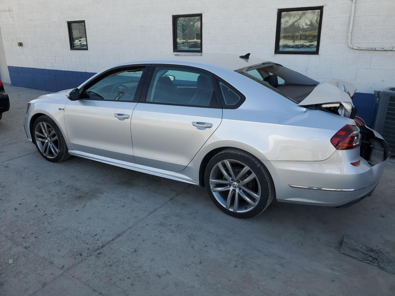 2018 Volkswagen Passat - Image 2