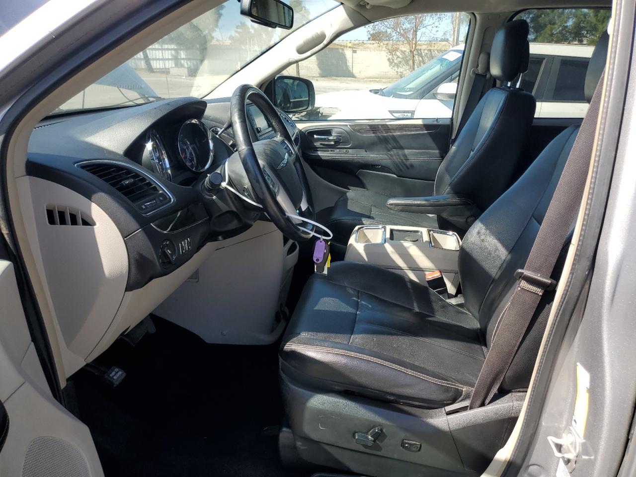 2016 Chrysler Town & Country - Image 7