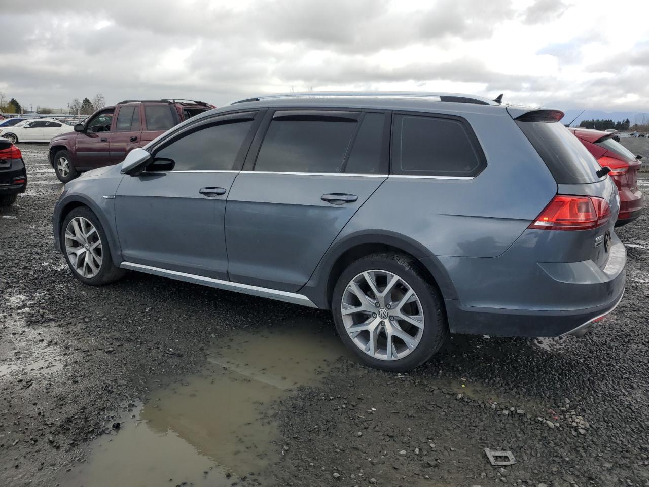 2017 Volkswagen Golf - Image 2