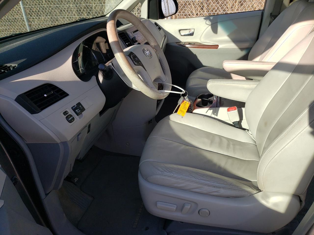 2011 Toyota Sienna - Image 7
