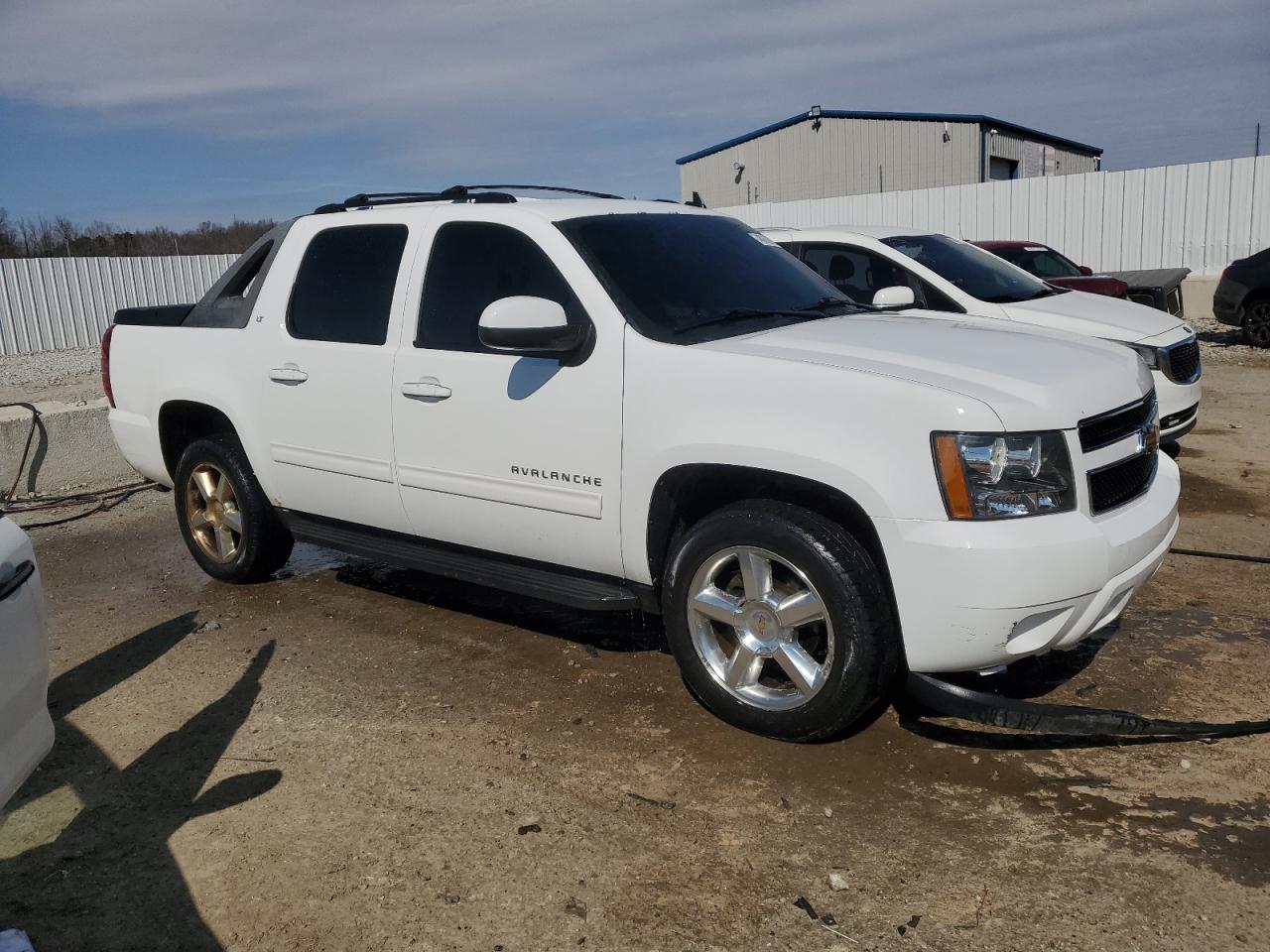 2011 Chevrolet Avalanche - Image 4