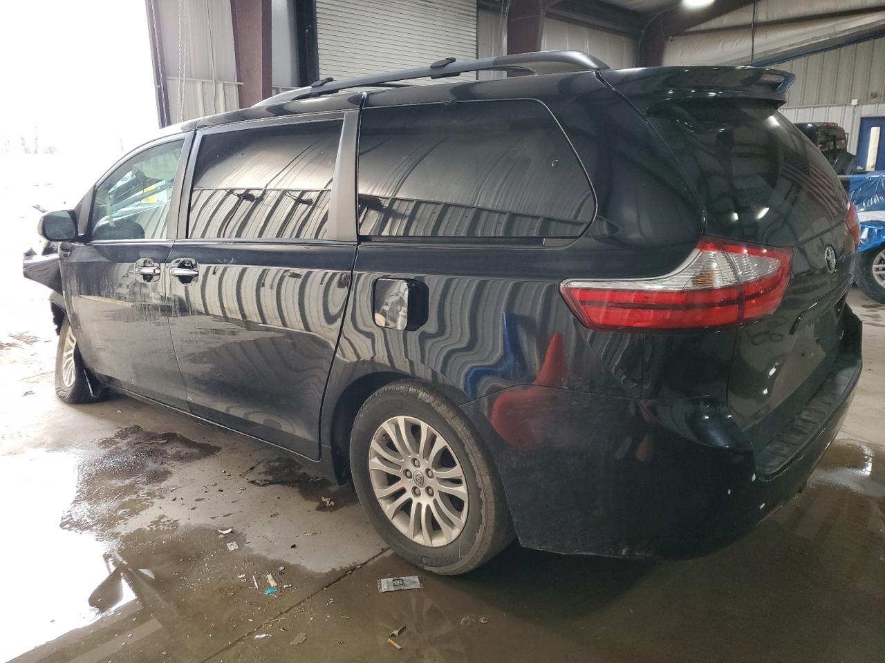 2016 Toyota Sienna - Image 2