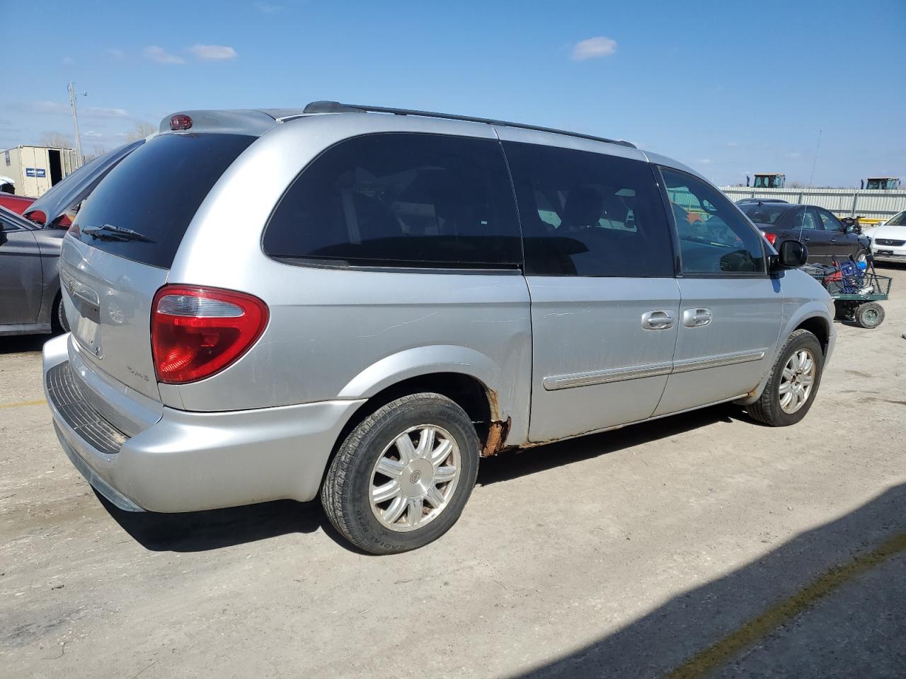 2005 Chrysler Town & Country - Image 3