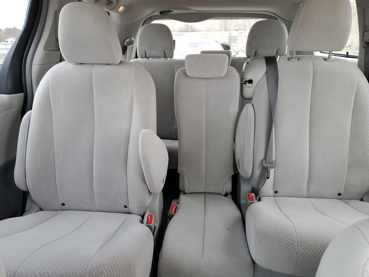 2013 Toyota Sienna - Image 10