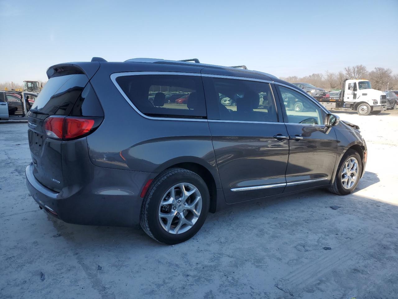 2017 Chrysler Pacifica - Image 3