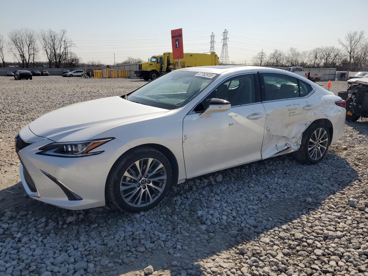 2021 Lexus ES - Image 1