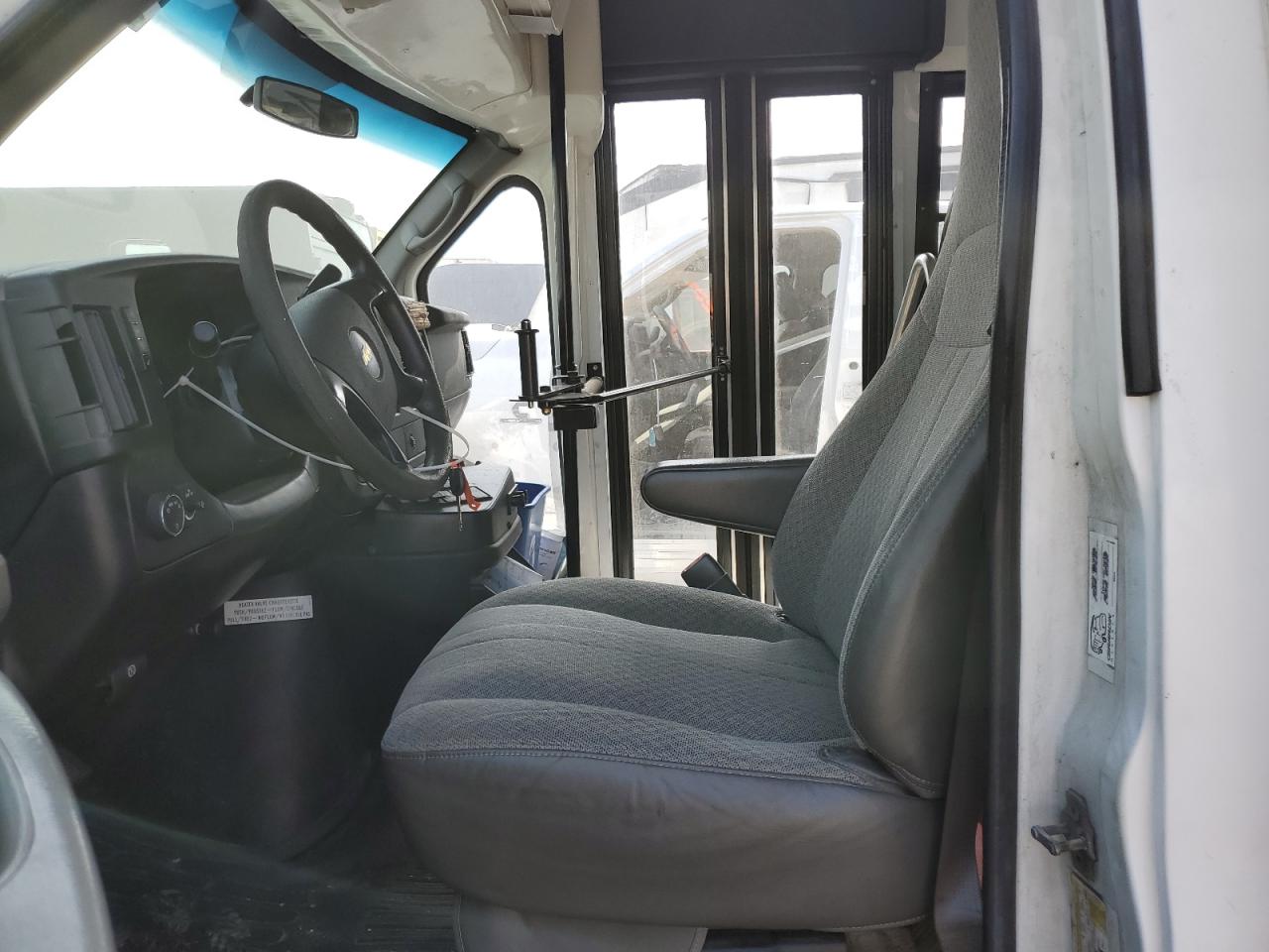 2011 Chevrolet Express - Image 7