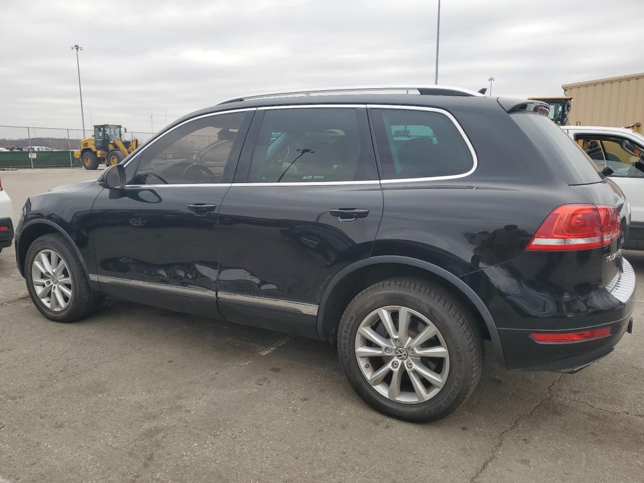 2014 Volkswagen Touareg - Image 2