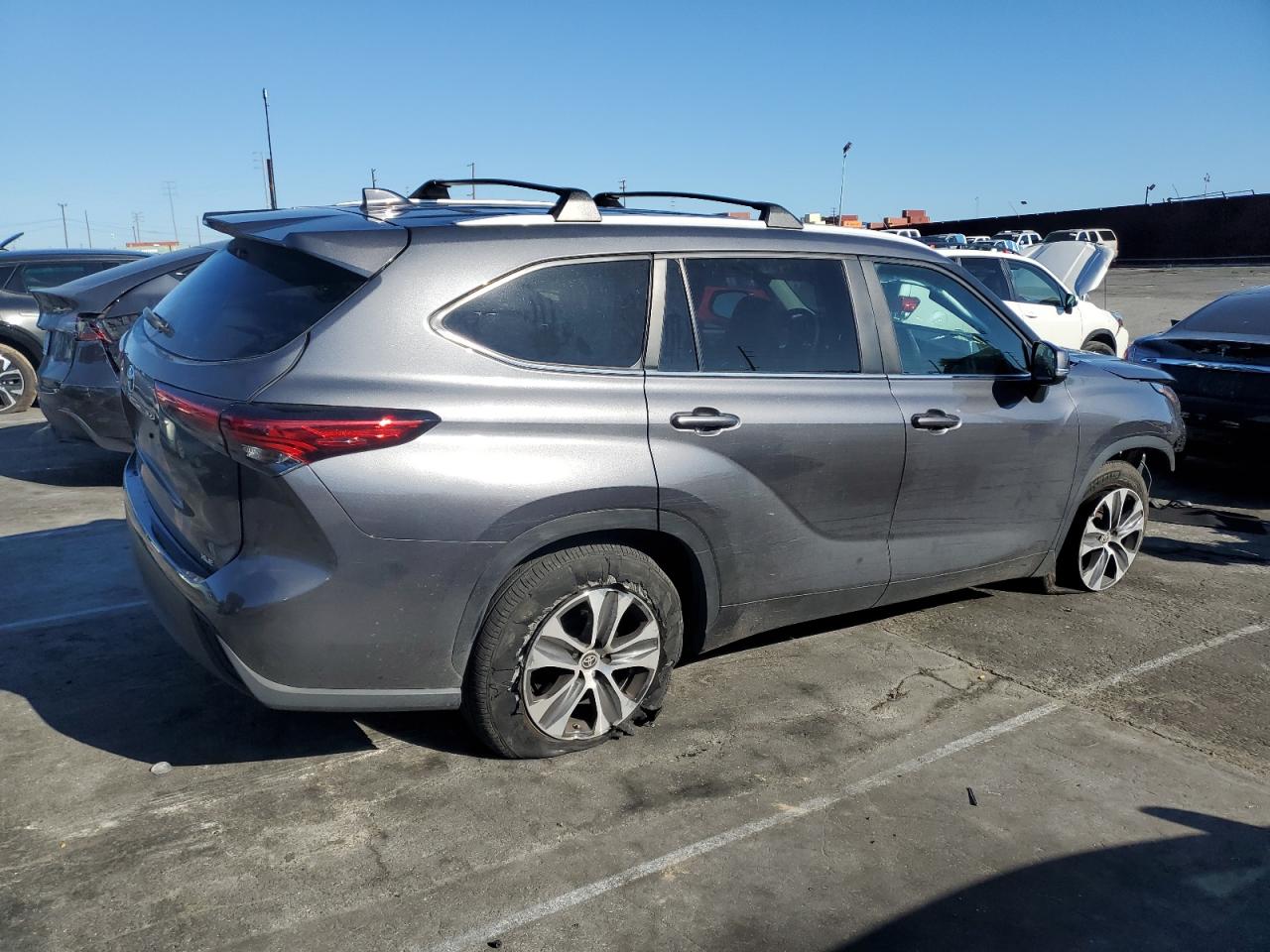 2023 Toyota Highlander - Image 3