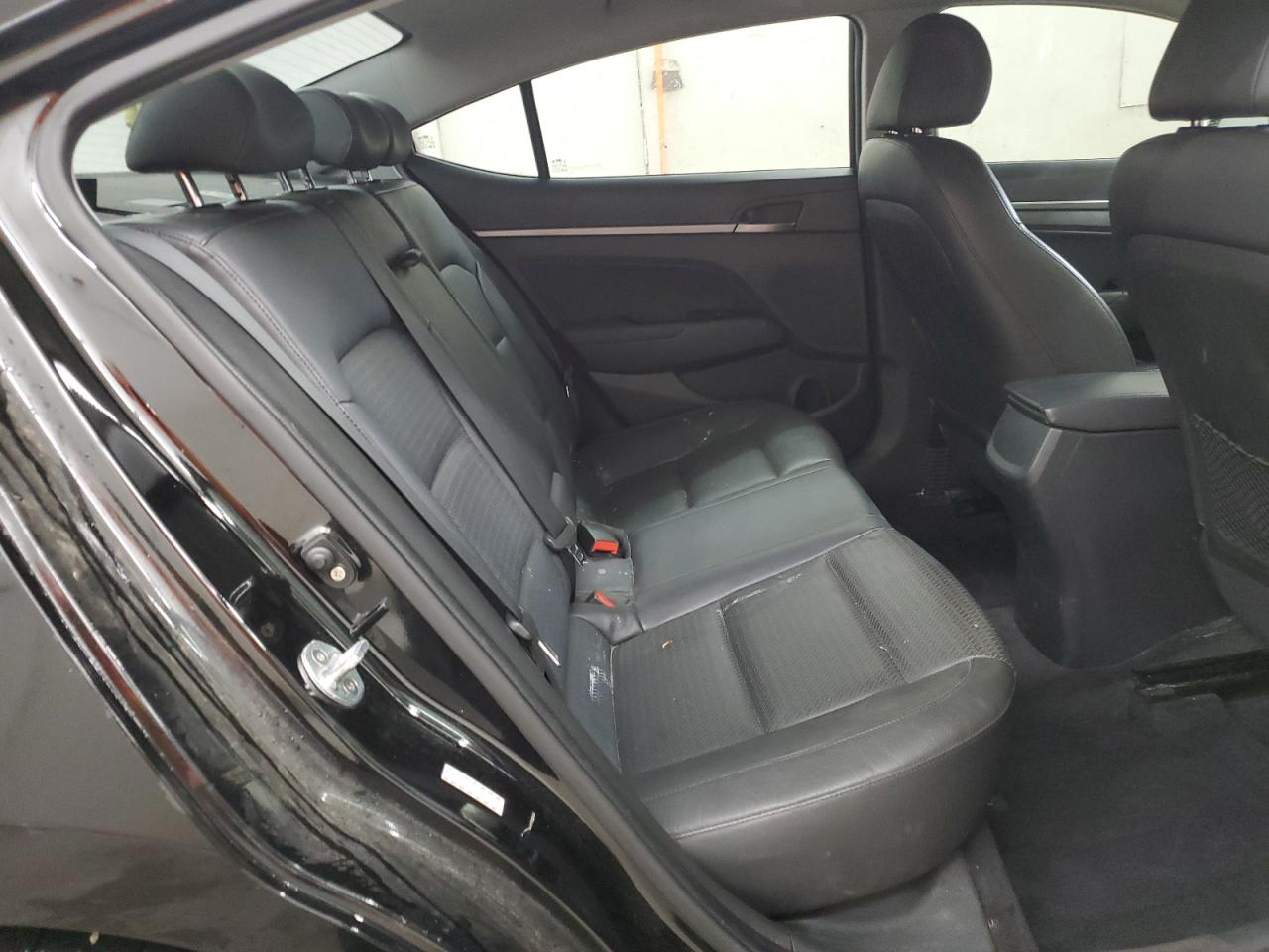 2017 Hyundai Elantra - Image 10
