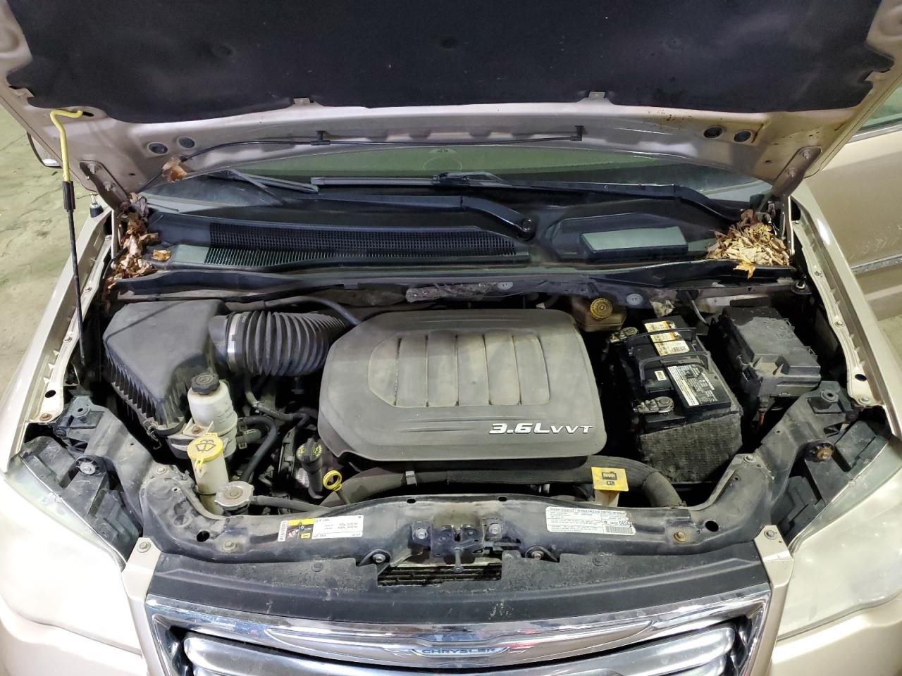 2013 Chrysler Town & Country - Image 12