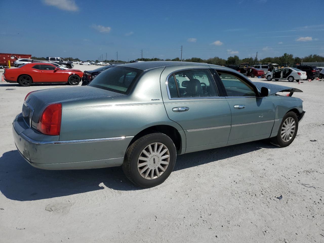 2005 Lincoln Town Car - Image 3