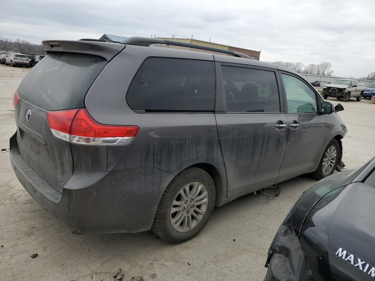 2012 Toyota Sienna - Image 3