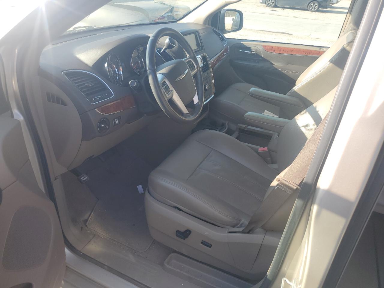 2013 Chrysler Town & Country - Image 7