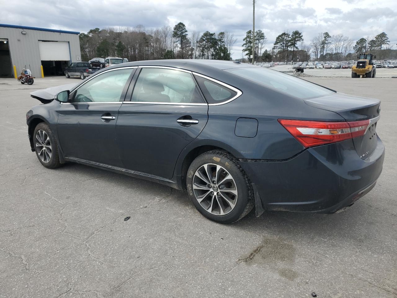 2016 Toyota Avalon - Image 2