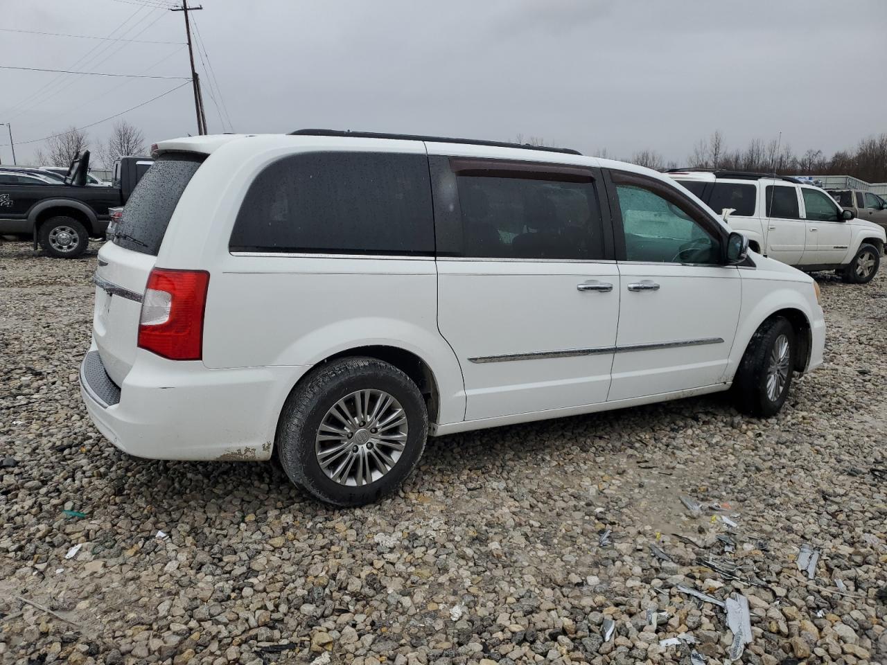 2014 Chrysler Town & Country - Image 3