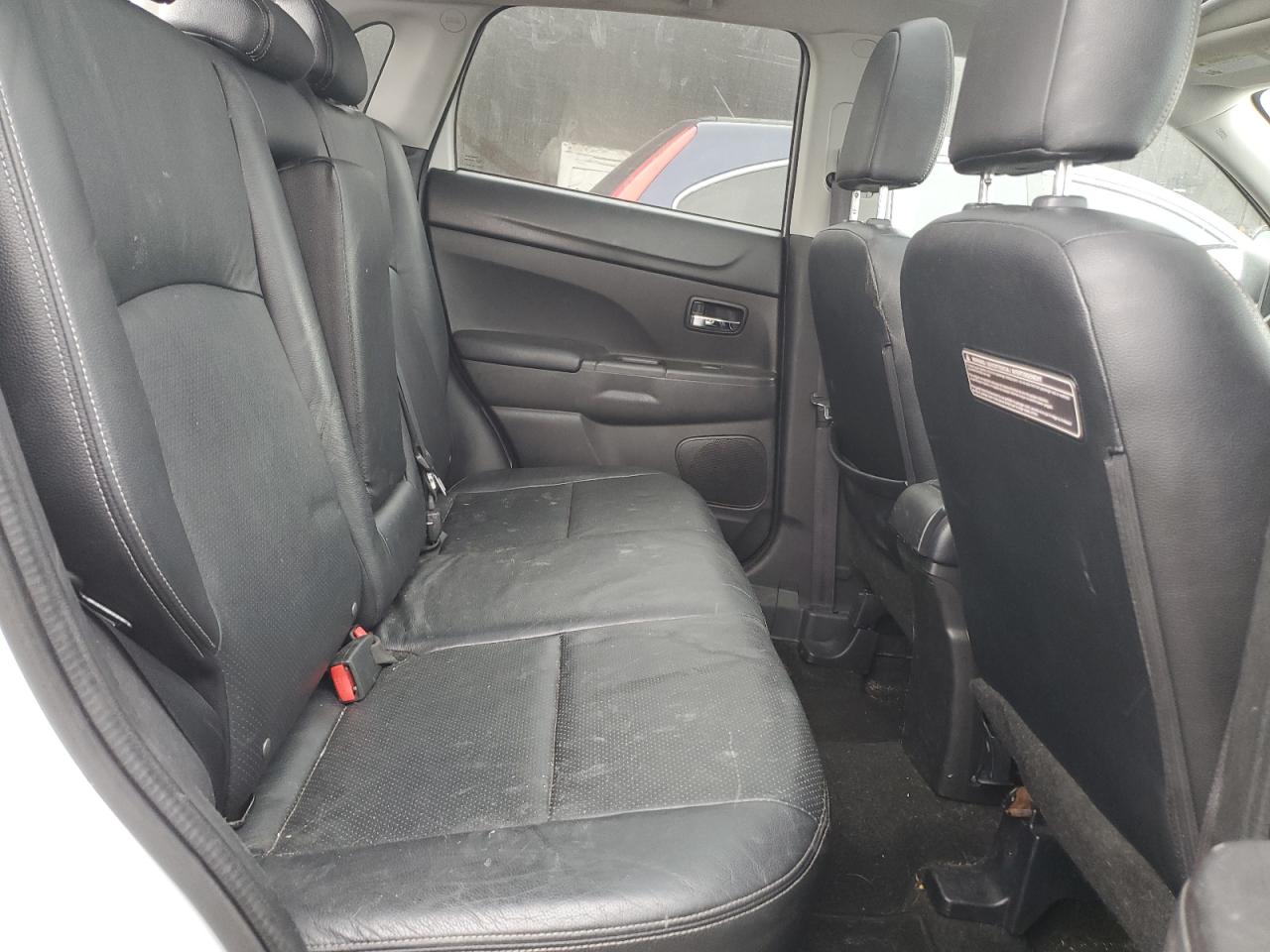 2015 Mitsubishi Outlander - Image 11