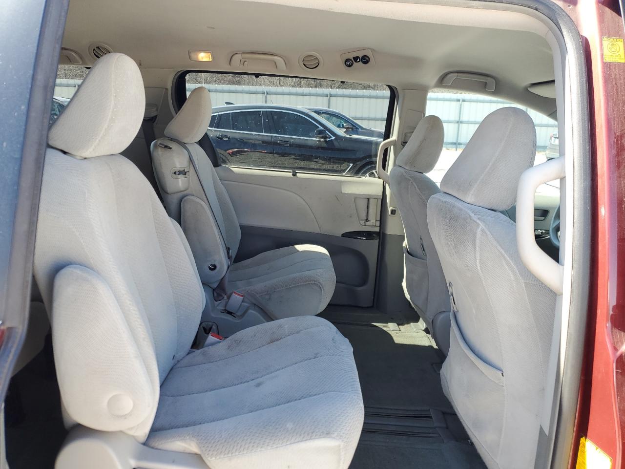 2011 Toyota Sienna - Image 11