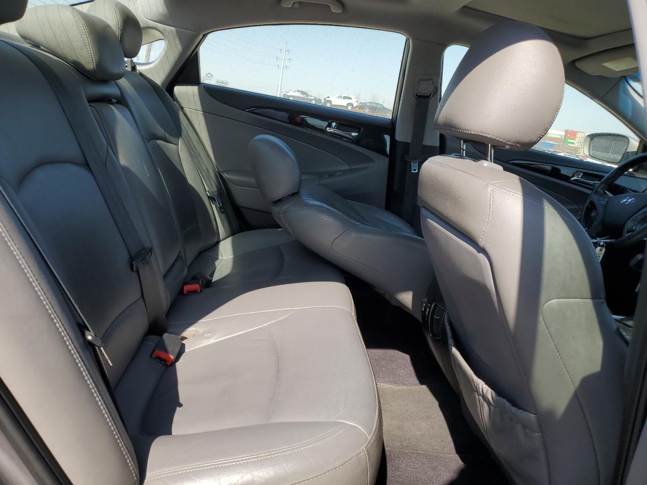 2012 Hyundai Sonata - Image 10