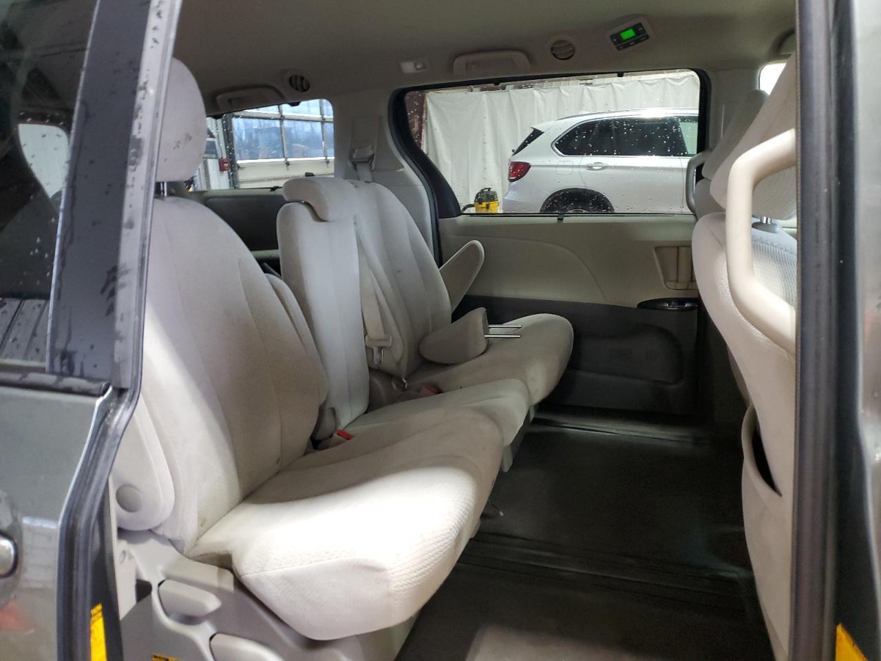 2013 Toyota Sienna - Image 11