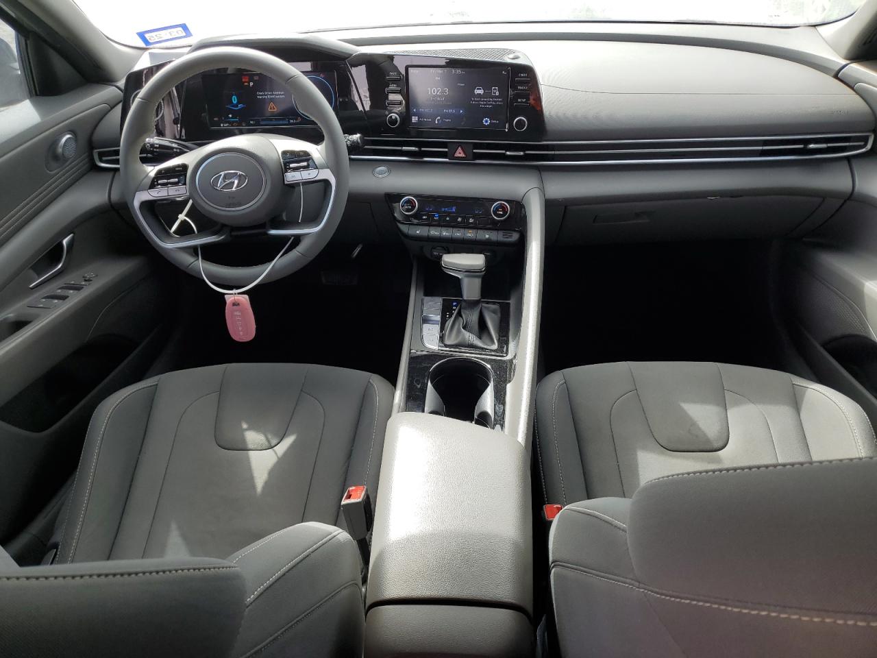 2022 Hyundai Elantra - Image 8