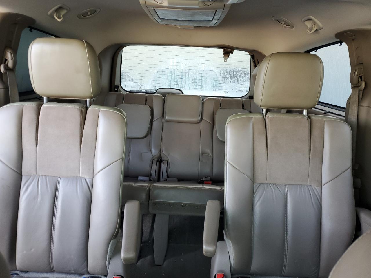 2012 Chrysler Town & Country - Image 10
