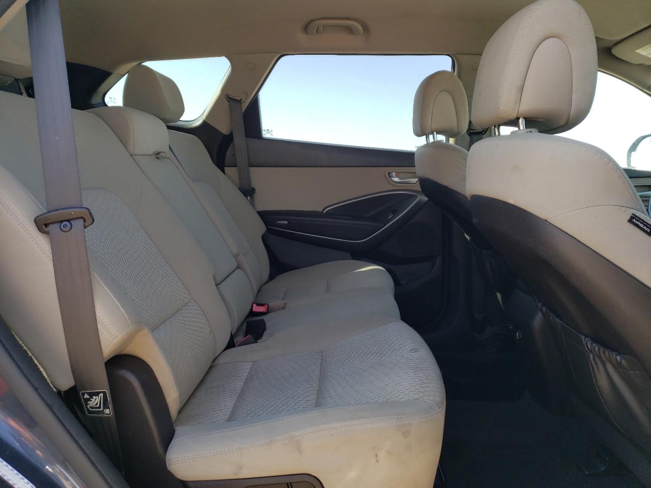 2016 Hyundai Santa Fe - Image 11