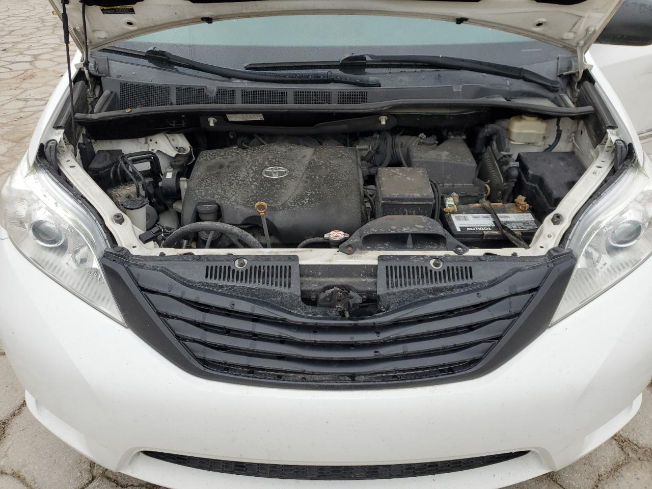 2017 Toyota Sienna - Image 14