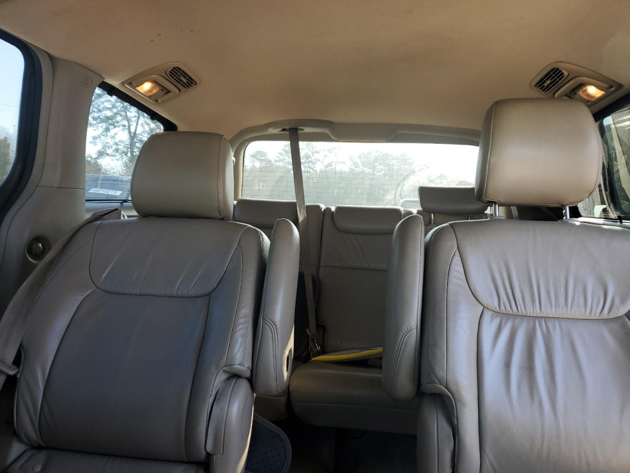 2010 Toyota Sienna - Image 10