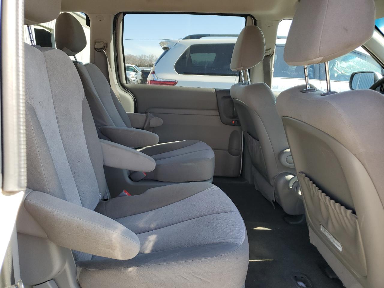 2012 Kia Sedona - Image 11