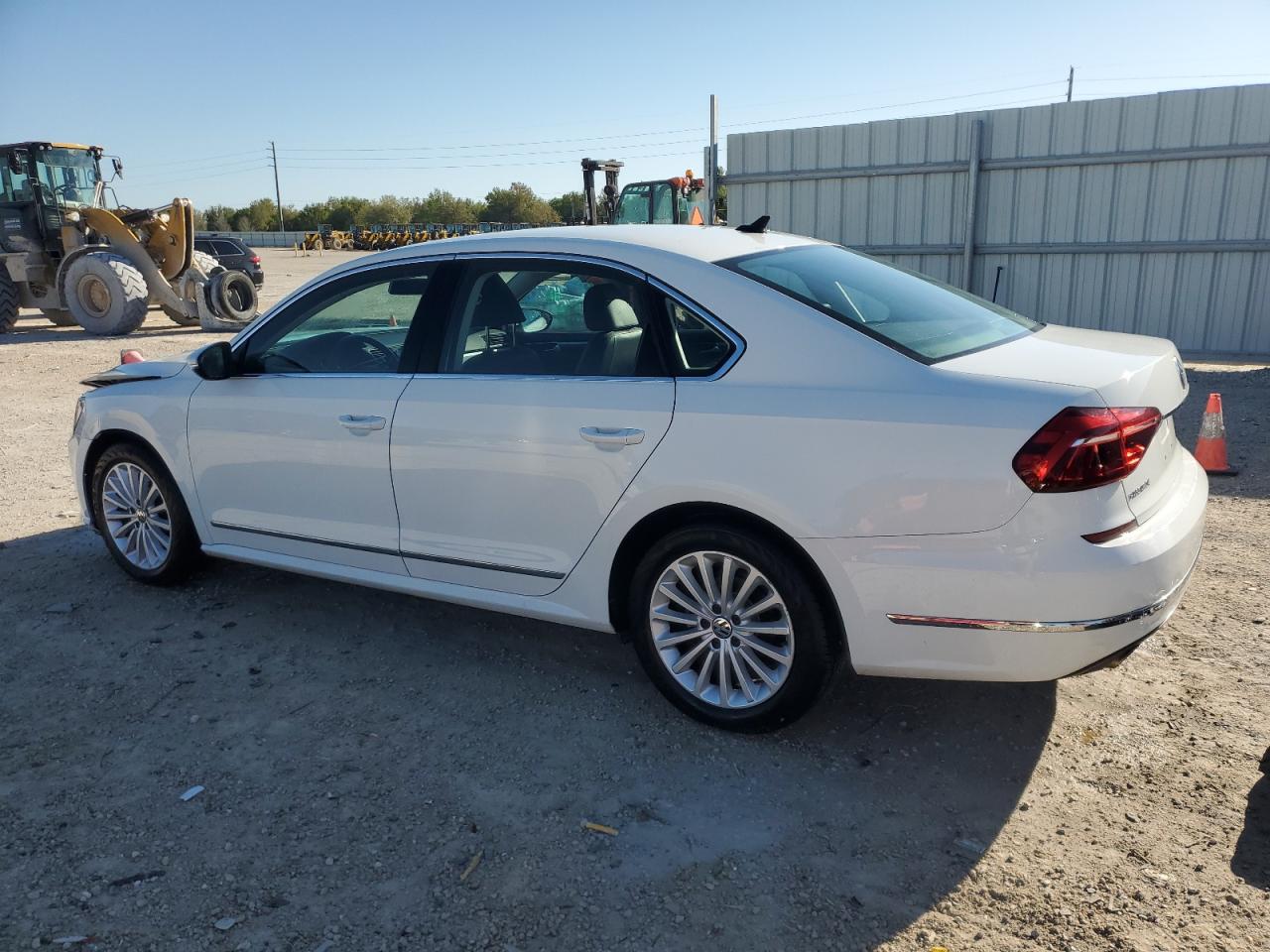 2017 Volkswagen Passat - Image 2