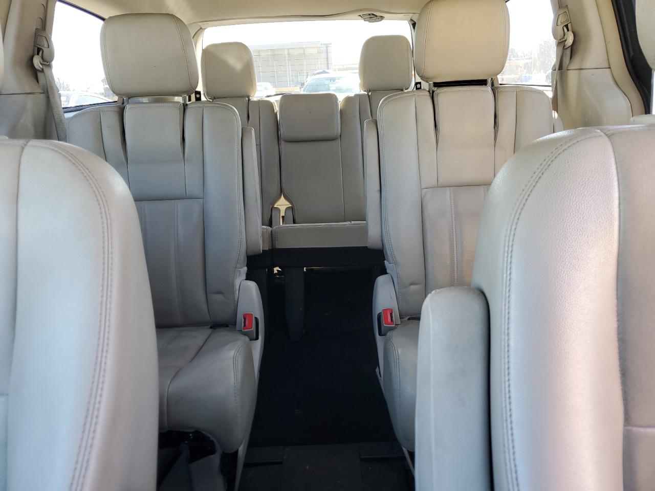 2013 Chrysler Town & Country - Image 10