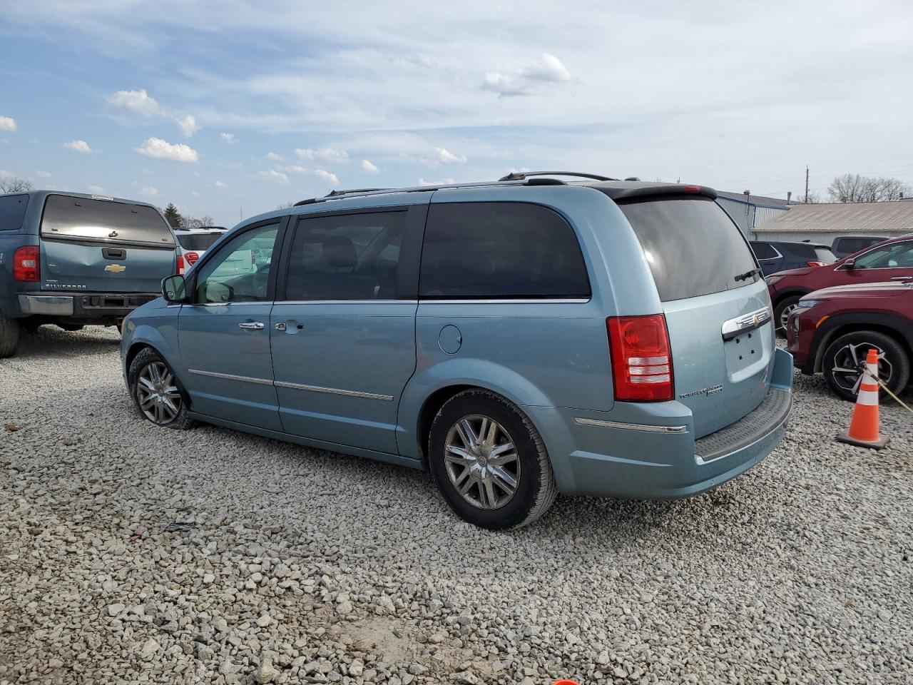 2008 Chrysler Town & Country - Image 2