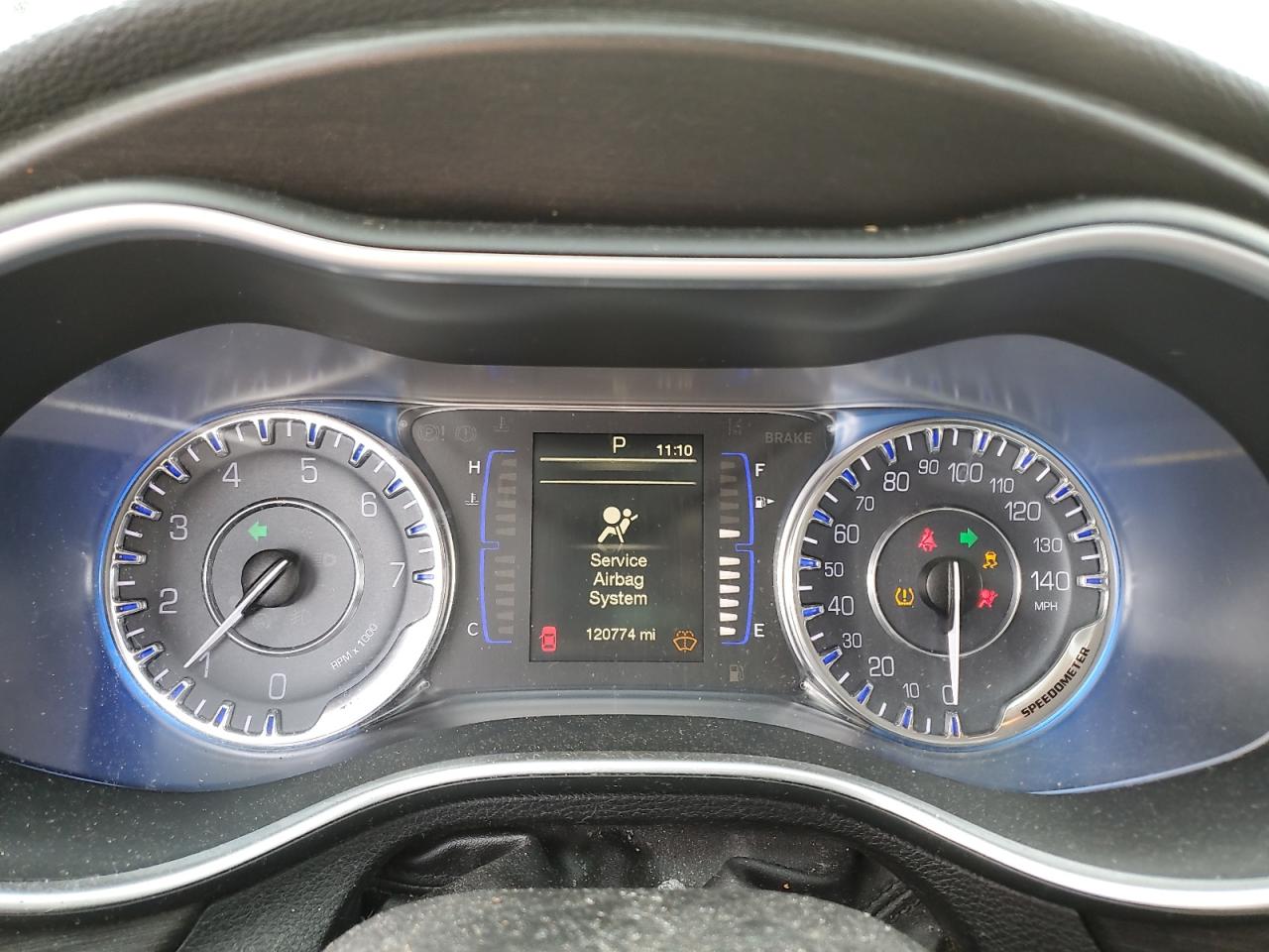 2016 Chrysler 200 - Image 9