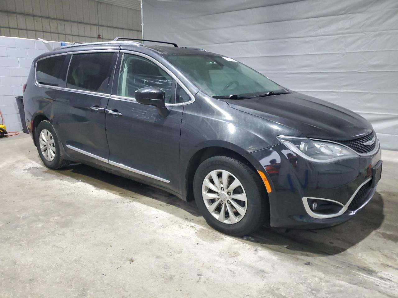 2018 Chrysler Pacifica - Image 4