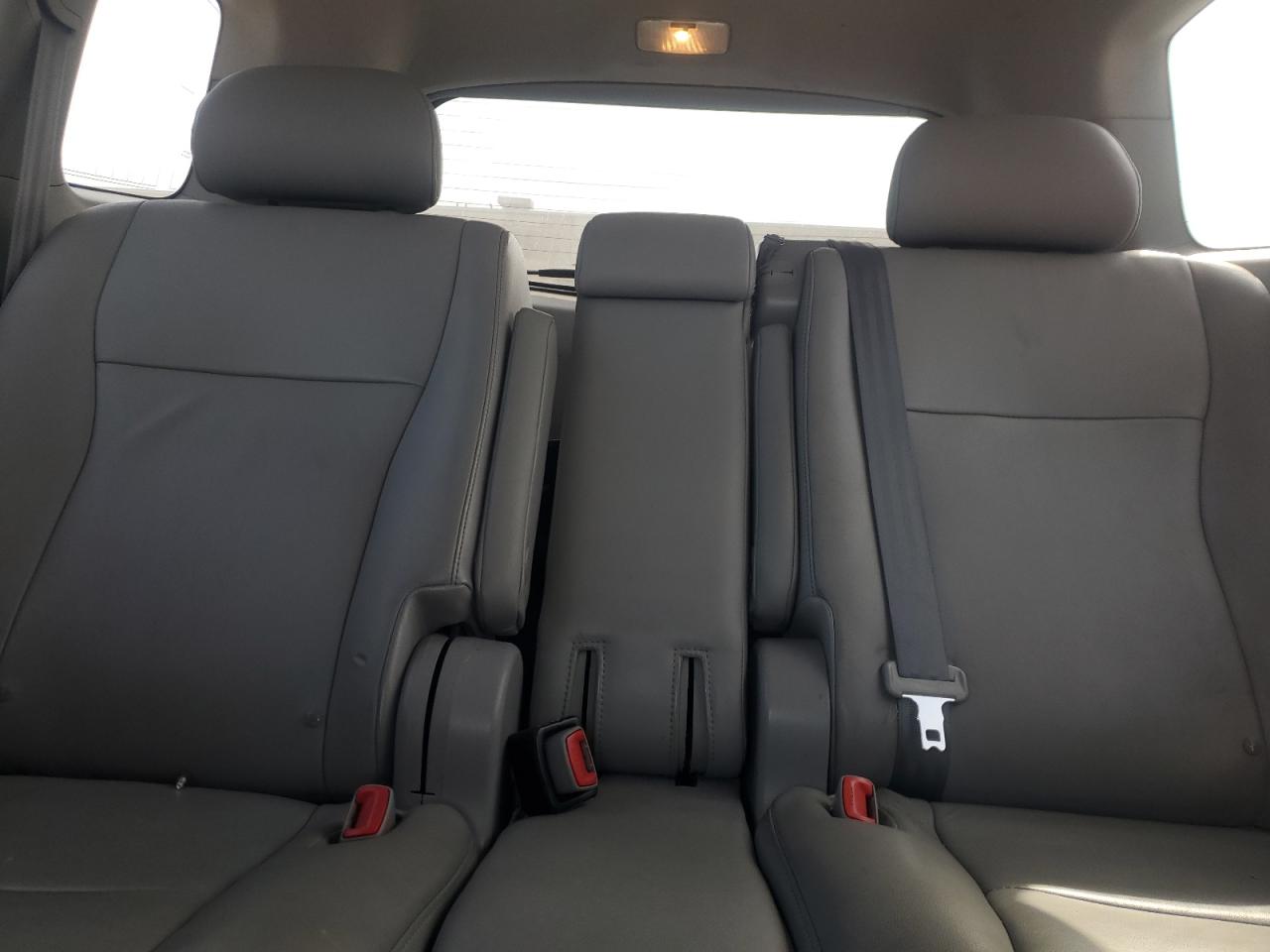 2010 Toyota Highlander - Image 10