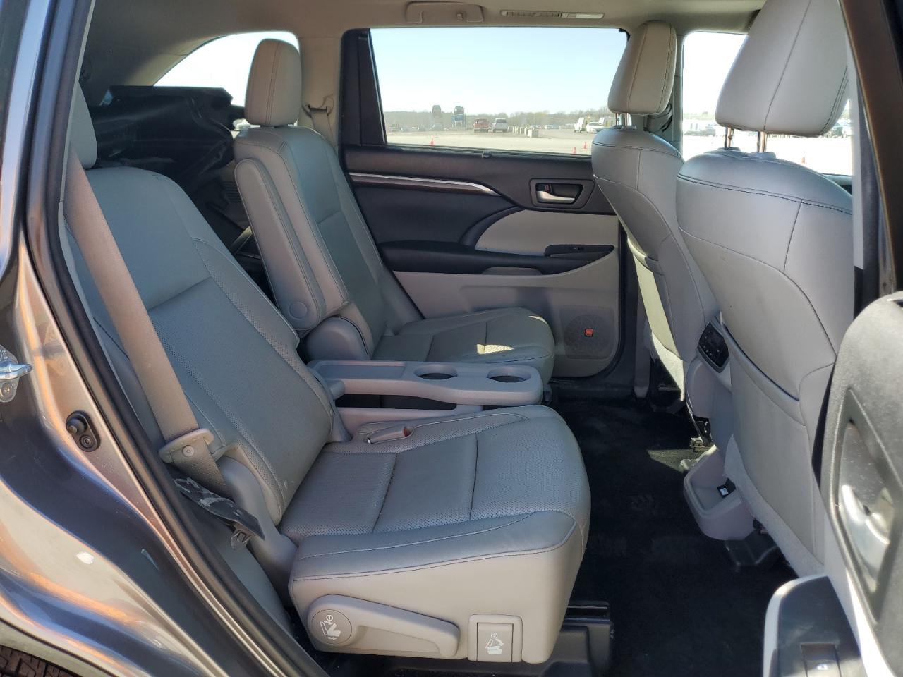 2015 Toyota Highlander - Image 12