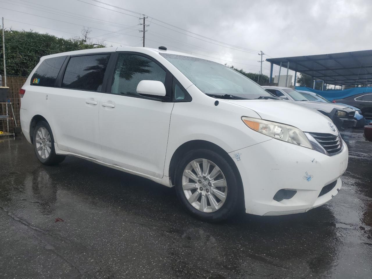 2014 Toyota Sienna - Image 4