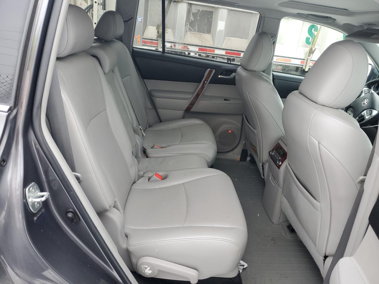 2012 Toyota Highlander - Image 11